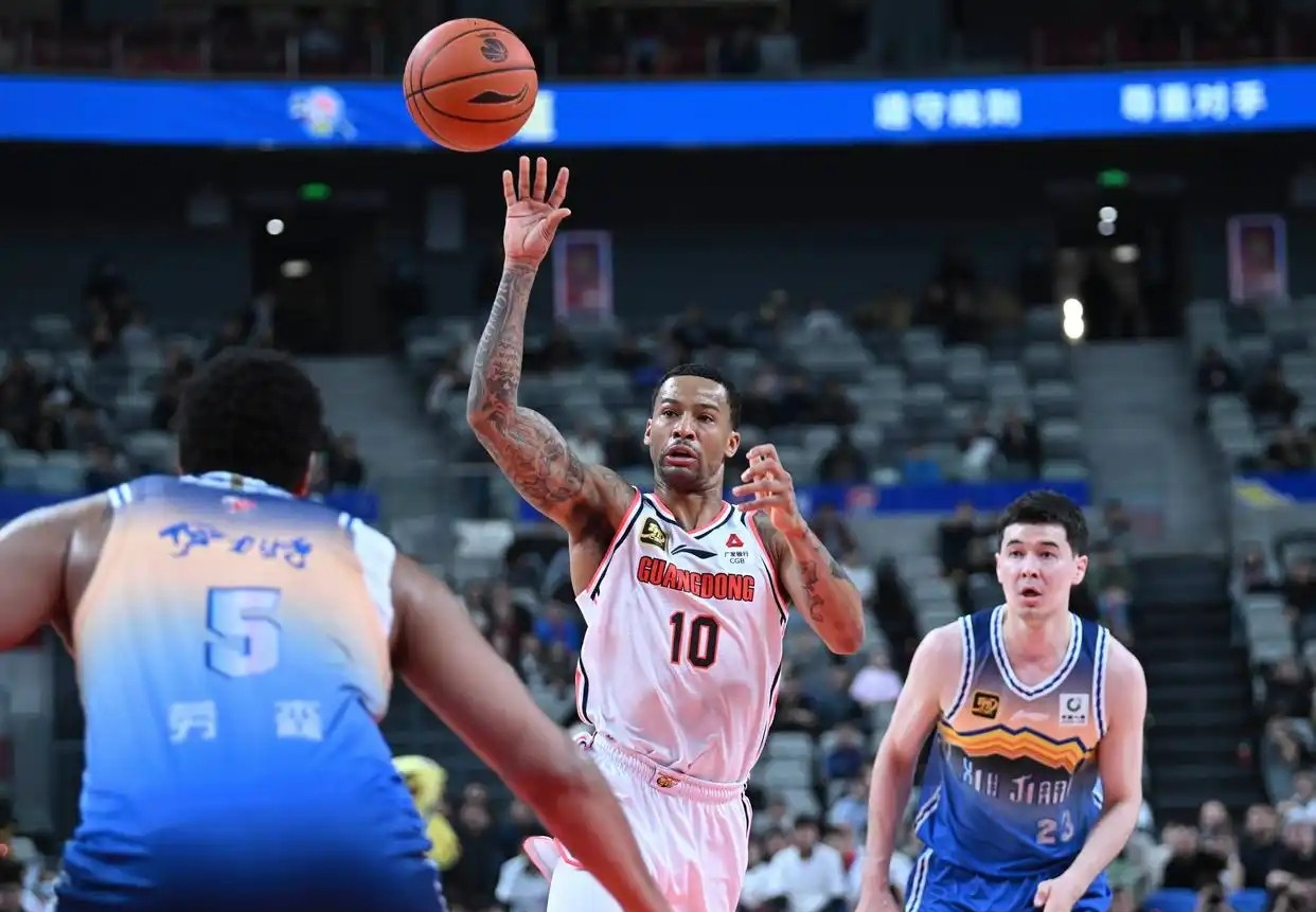 lol台服官网首页地址-今晨广东宏远备战英超；队长鼓劲细节曝光；管理层满意；阵容厚度经受考验(广东宏远历届冠军阵容)