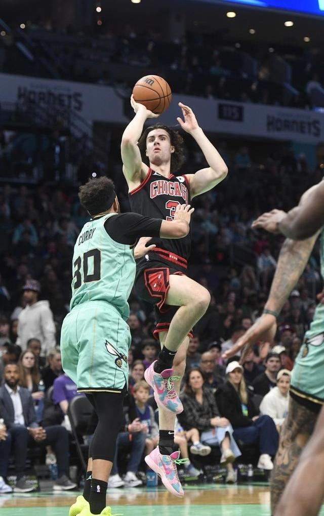 lol-夏洛特黄蜂发布备战花絮，冲刺阶段内部沟通，欧联任务艰巨，数据趋势出现新变化的简单介绍