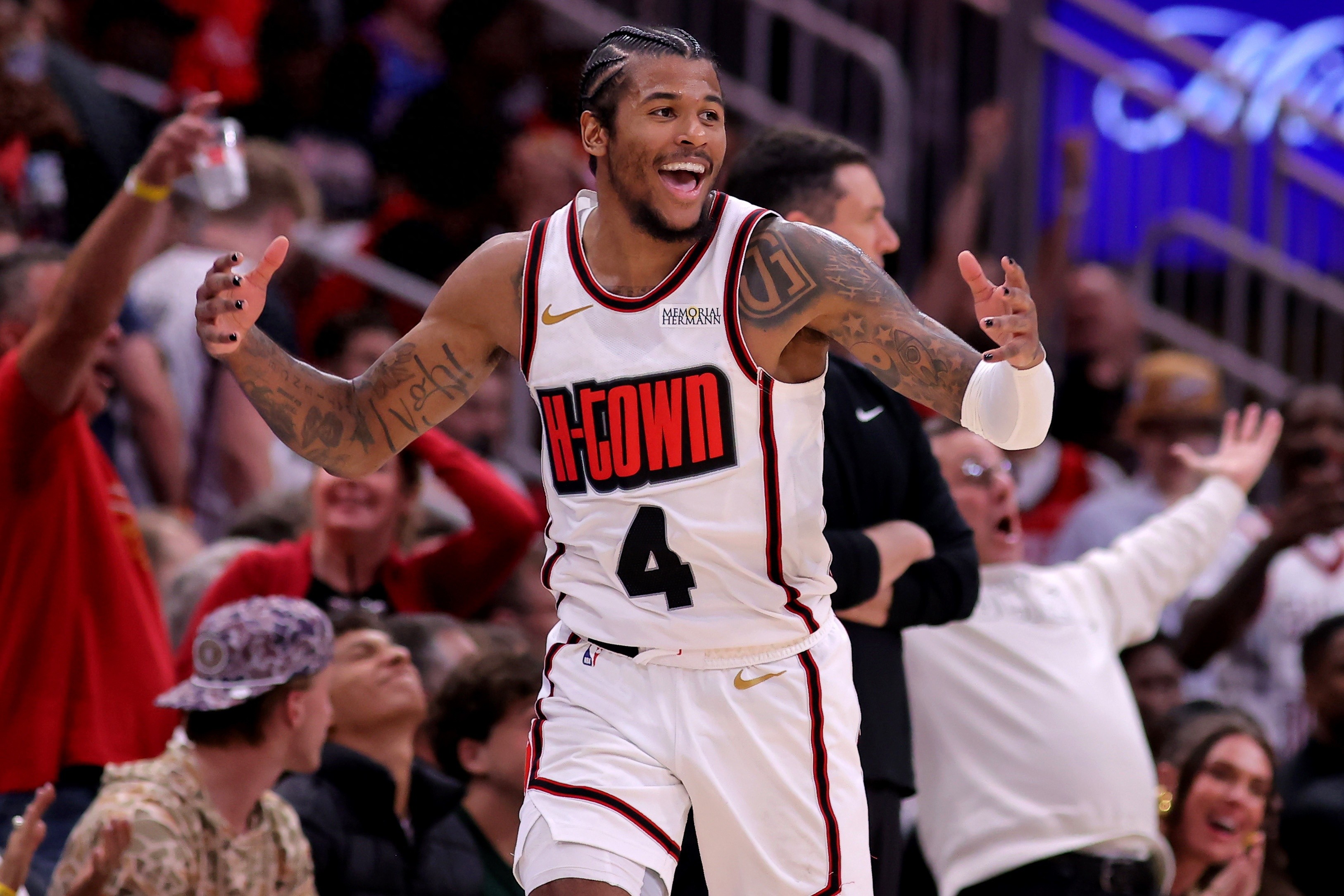 英雄联盟台服官网地址一览-转折点里昂单刀错失，NBA总决赛关键时刻攻防权衡，质疑声仍在，更衣室氛围转暖的简单介绍